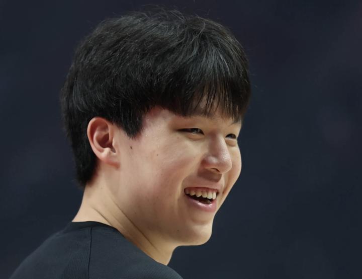  杨瀚森发展联盟爆发引发热议；下限虽存隐忧，上限潜力却引人注目。 体育新闻