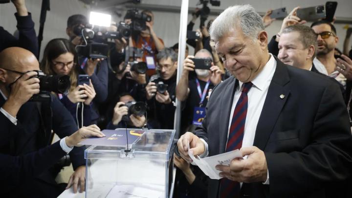  巴萨选举现场风波不断，拉波尔塔获一线队集体拥护；丰特阵营监督员当场斥责，利用球员造势太过分。 体育新闻