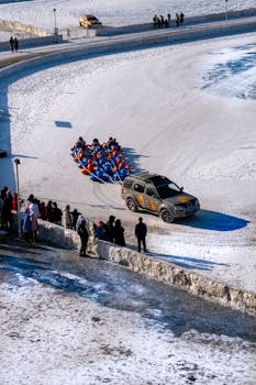  控股股东持续加码，券商真金白银注入信心；市场活跃带动板块共振。 股票财经