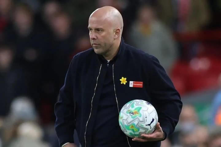  红军安菲尔德嘘声不断，斯洛特执教压力山大；球迷信任渐失，球队需战术革新 体育新闻