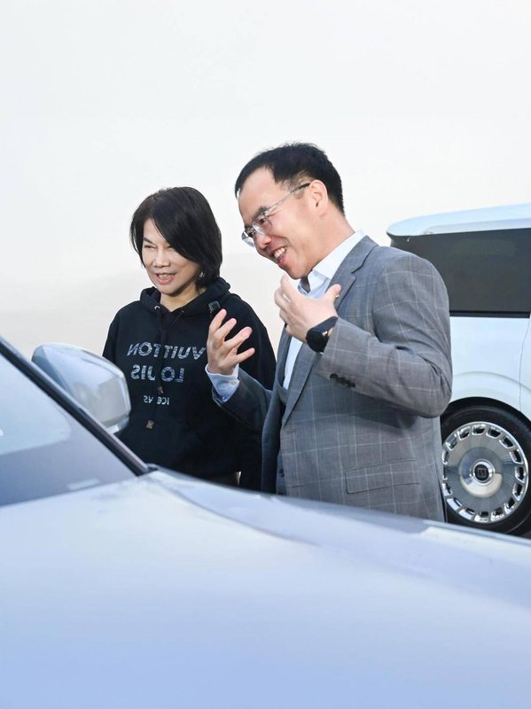  董明珠喜提极氪009光辉，李书福亲自交车；中国企业家携手支持国产高端品牌。 汽车科技