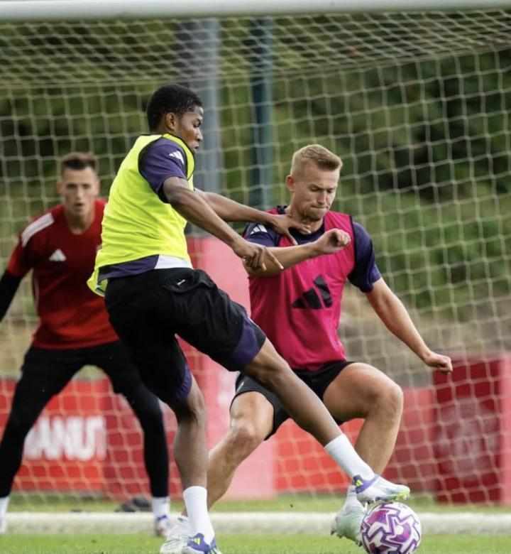  曼联后卫德利赫特；赛季复出希望渺茫；俱乐部正加紧寻找对策。 体育新闻