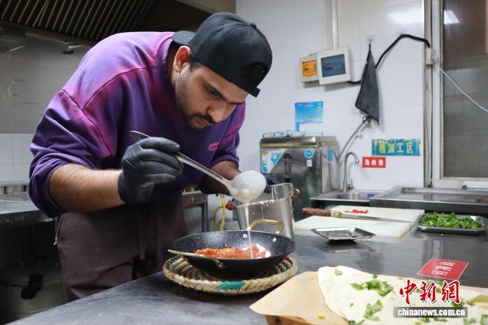  跨越山海的热情；巴铁青年在西安古巷传承异域美味。 文化旅游