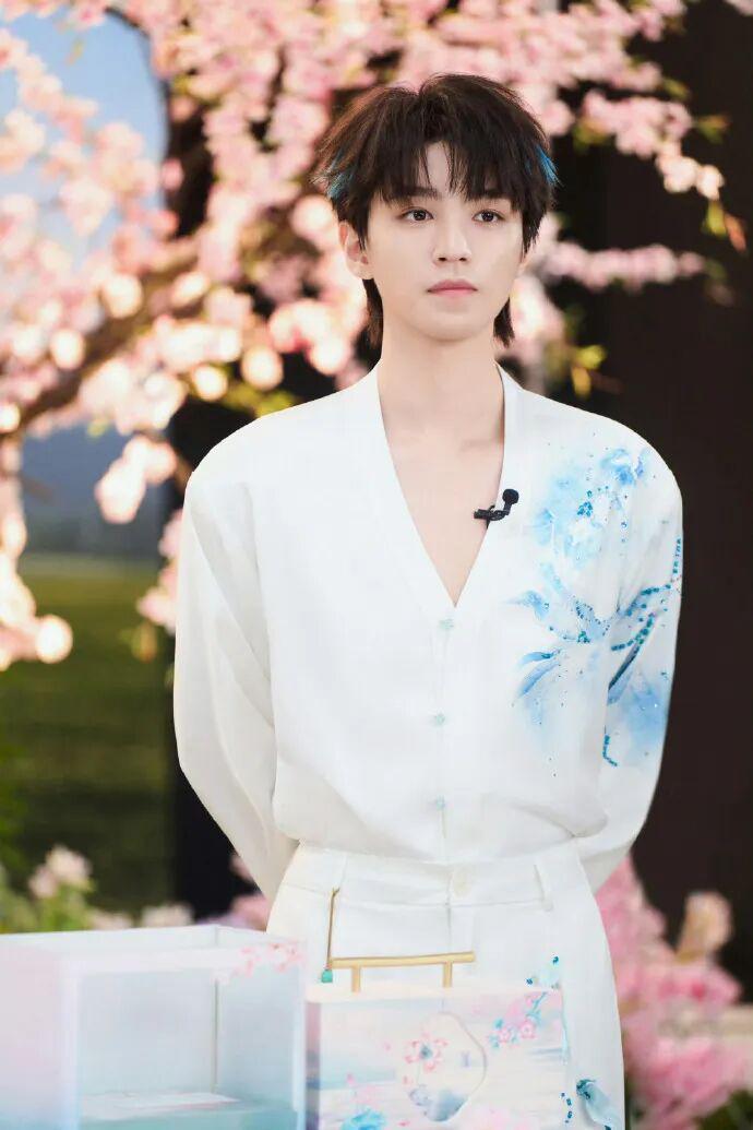  王俊凯新中式造型深度解析：水墨元素如何重塑东方美学审美范式 时尚用品