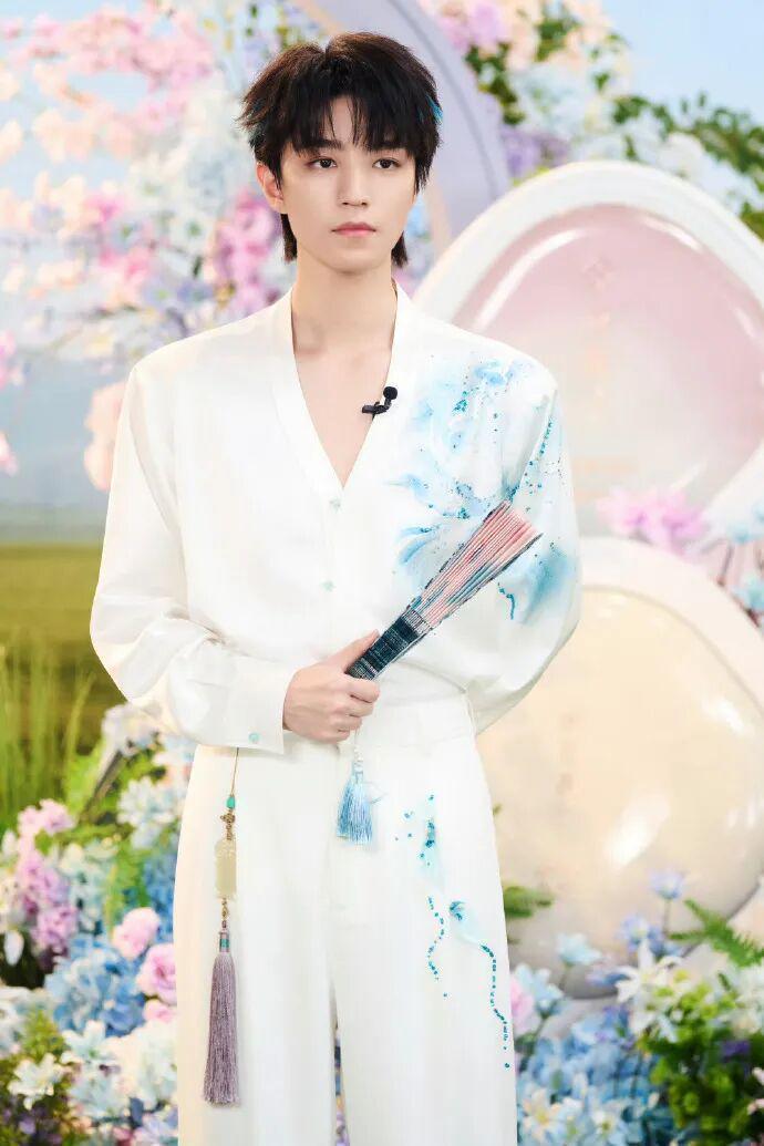  王俊凯新中式造型深度解析：水墨元素如何重塑东方美学审美范式 时尚用品