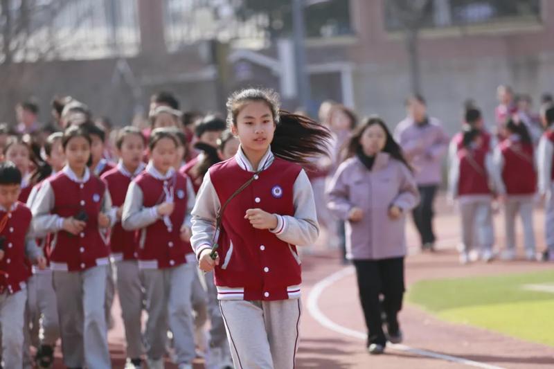  运动生理学视角下的校园体育革新：双高峰心率设计如何重塑大课间效能 教育招生