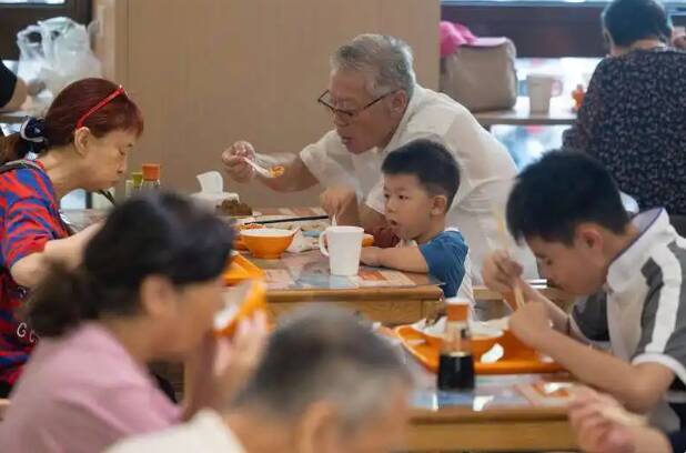  从“有没有”到“好不好”：解码服务业扩能提质的底层逻辑 新闻