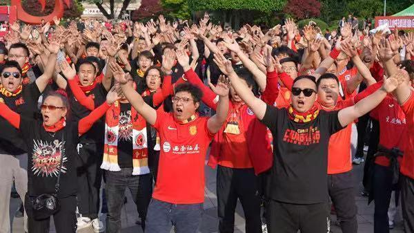  铜梁龙体育场首秀：一场中超联赛背后的精细化运营密码 体育新闻