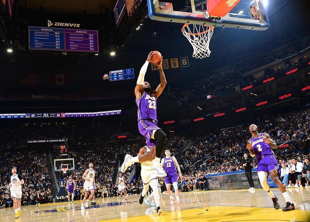  詹皇26+8+11！湖人117-103击退勇士止3连败：战术密码与技术内核深度拆解 体育新闻